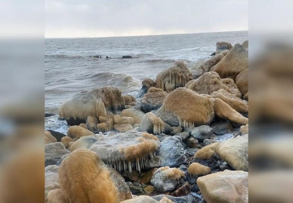 Азовское море начал сковывать лёд