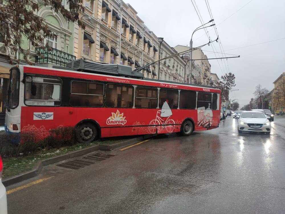 В центре Ростова троллейбус № 22 с пассажирами врезался в клумбу на тротуаре