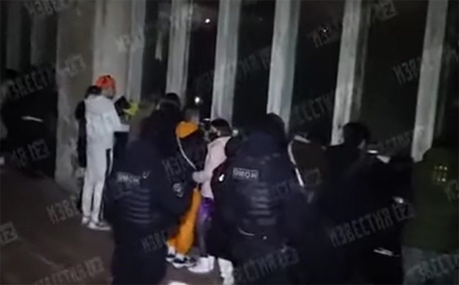 В сети появилось видео с разгоном гей-вечеринки ОМОНом в центре Ростова-на-Дону