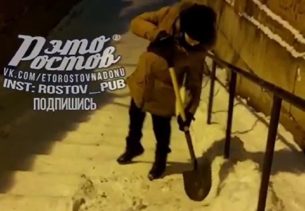 Ростовчане не дождались коммунальщиков и сами начали убирать дороги и тротуары от снега