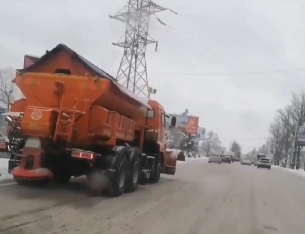 Наматывание километров снегоуборочной машины с поднятым ковшом возмутило ростовчан