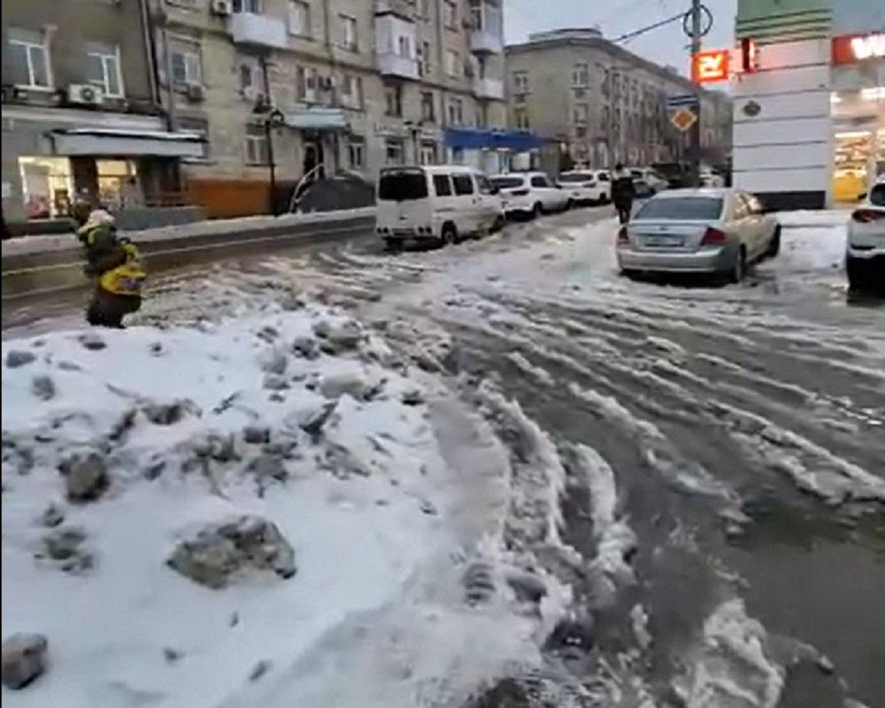 Ростовчане возмущены грязными сугробами в центре городе