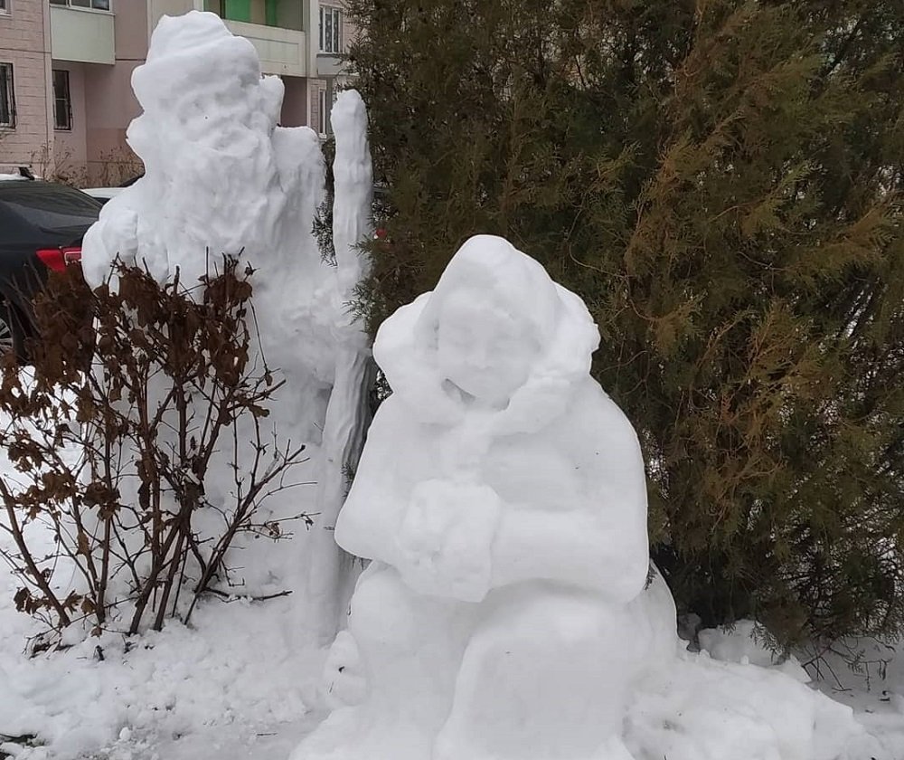 Неизвестный скульптор устроил выставку снежных шедевров на Левенцовке