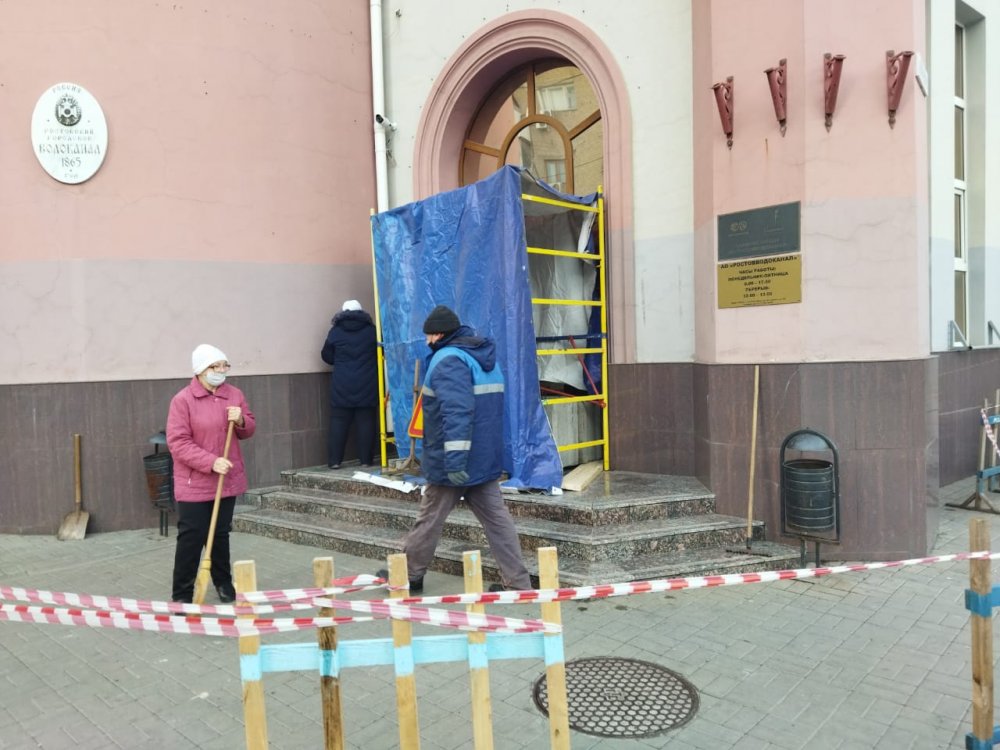 «Водоканал» в Ростове украсили к Новому году массивными бетонными блоками