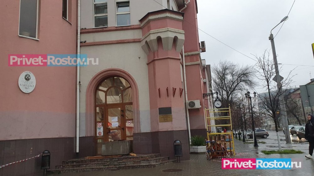 В Ростове атаковали центральный вход в офис Водоканала