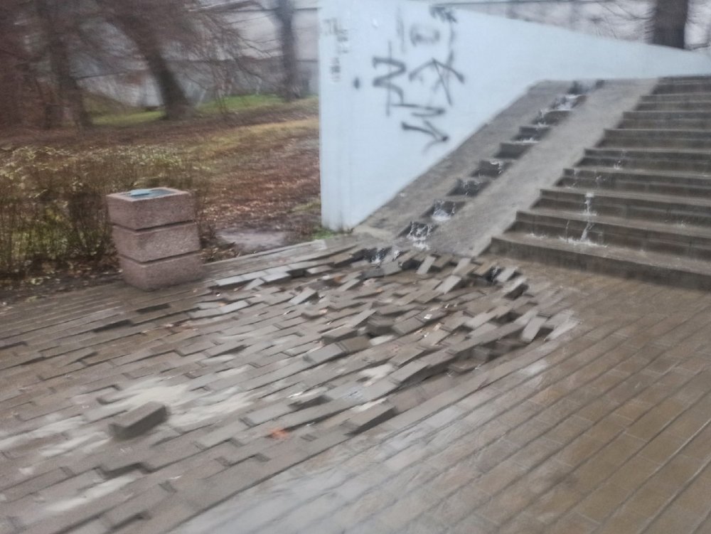 В Ростове ливень 5 декабря смыл тротуарную плитку в районе главного автовокзала