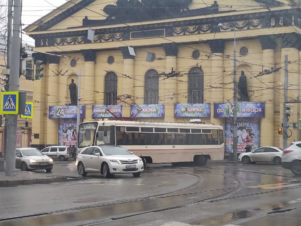 Сошедший с рельсов трамвай в центре в Ростове перегородил часть Буденновского днем 5 декабря