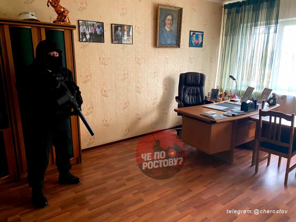 Вооруженные силовики начали спецоперацию в Ростовской области по делу о хищении у Минтруда