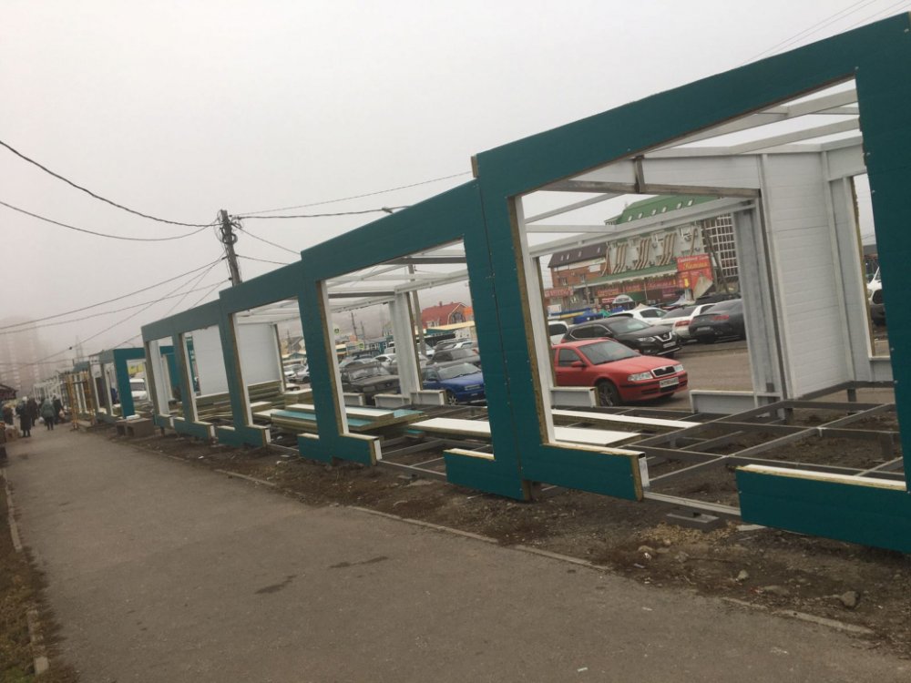 На Темернике в Ростове прямо на газоне налепили ларьки и ради них снесли посаженные осенью деревья