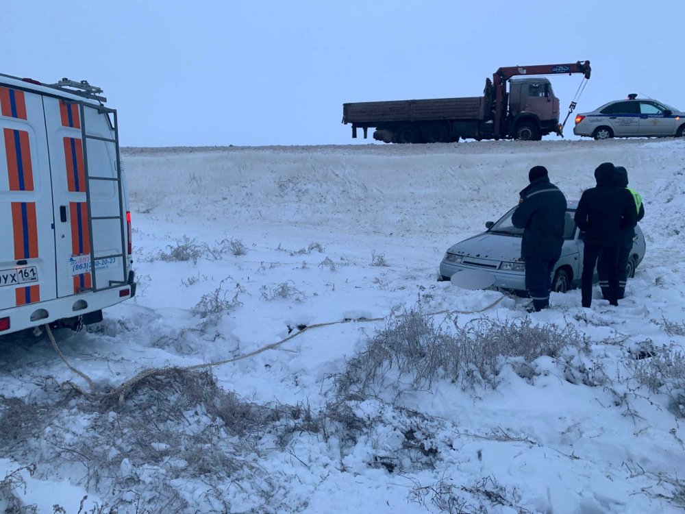 Третьи сутки в Ростовской области спасют автомобилистов вылетающих с трасс