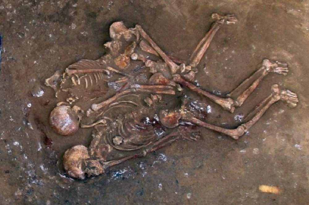 Древнюю могилу с обнявшимися мужем и женой раскопали около Ростова
