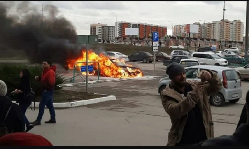 В Ростове на Северном на стоянке рядом с «Леруа Мерлен» дотла сгорел автомобиль, 7 января