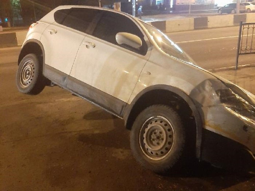 В Ростове на Штахановского автомобиль провалился в яму