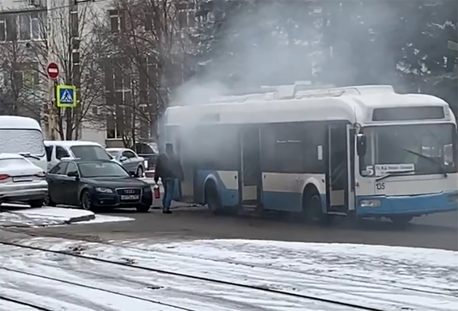 На 1-й Конной Армии в Ростове загорелся новый троллейбус
