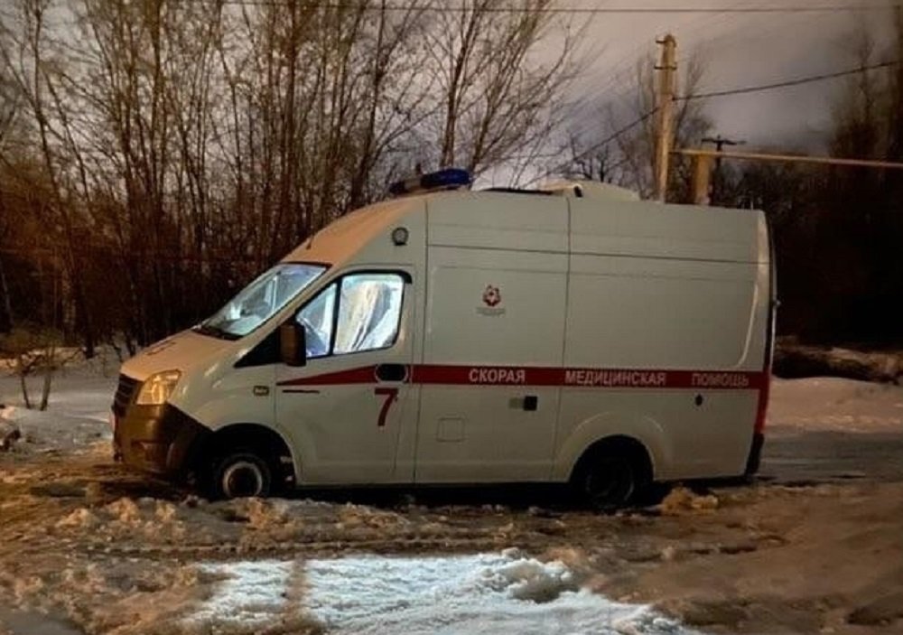 В Новошахтинске скорая не смогла доехать до пациентки из-за того, что машина застряла во льду