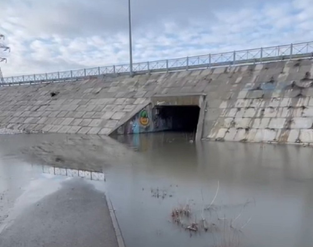 Власти в Ростове признали затопленный единственный переход у Гребного канала водопропускной трубой