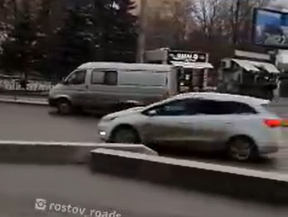 В центре Ростова из фуры на ходу выпали бетонные блоки