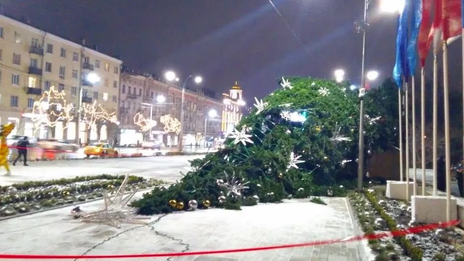 В Ростове-на-Дону главная новогодняя елка у парка Горького упала из-за сильного ветра