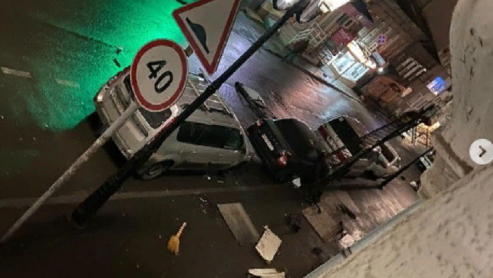В центре Ростова балкон рухнул на припаркованный автомобиль