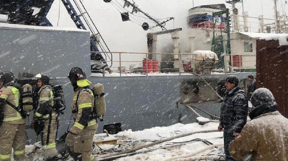 На судостроительном заводе «Моряк» в Ростове загорелся земснаряд 24 января