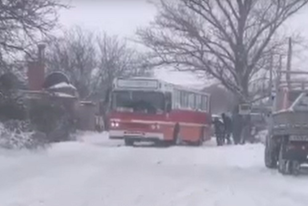 В Батайске жители вынуждены толкать вручную автобусы из-за заваленным снегом дорог
