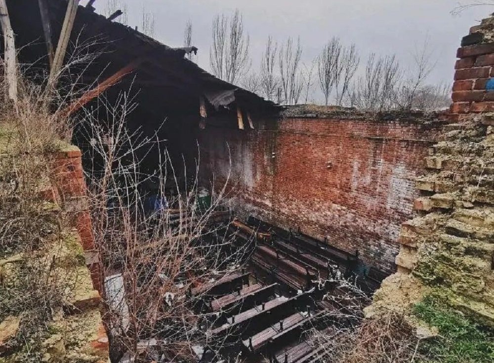 На Парамоновских складах в Ростове нашли кладбище лавочек утром 29 января в 2022 году