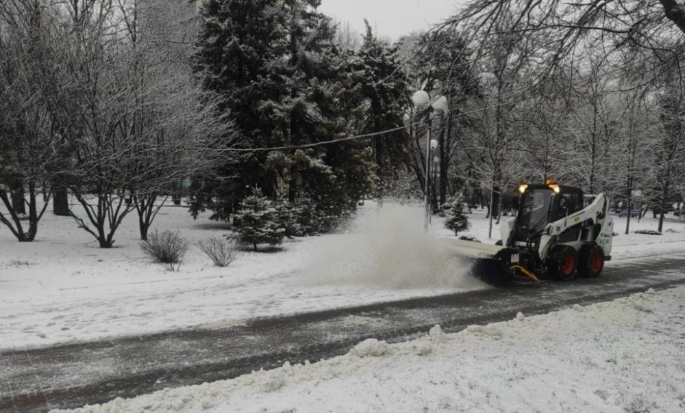Коммунальную технику Ростова перевели в режим повышенной готовности из-за снегопада 18 января