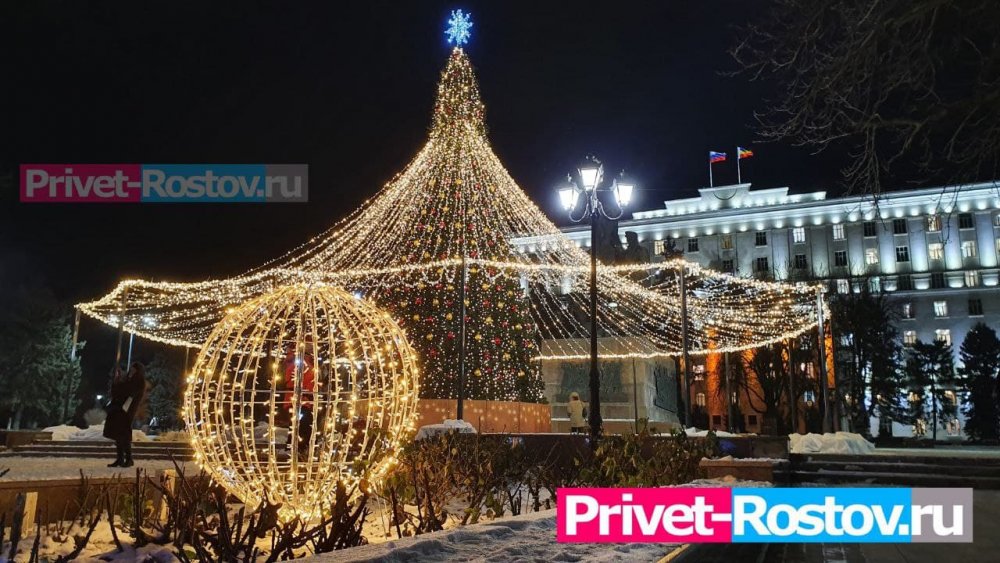 Ростовские вандалы уничтожили праздничную ель на площади Советов в Ростове