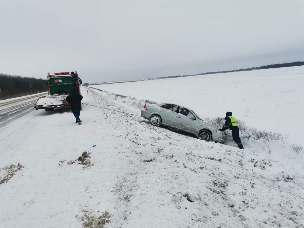 Замерзающего на трассе мужчину в Ростовской области спасли инспекторы ДПС