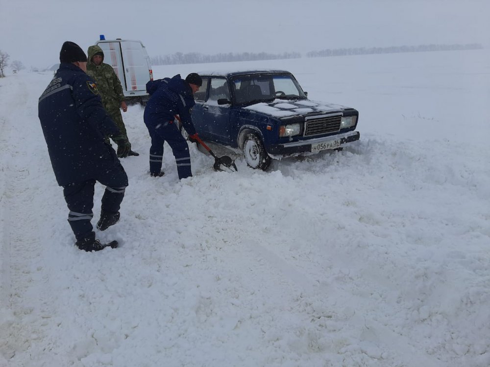 Из снежного плена вытащили три автомобили в Ростовской области