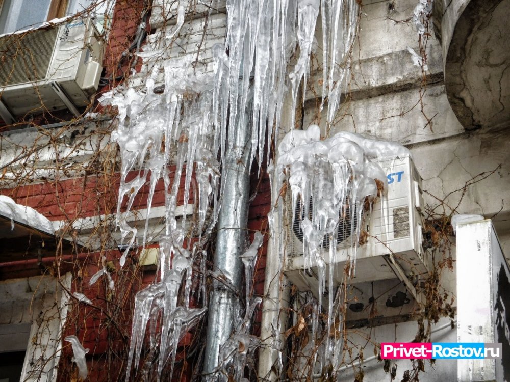 Жителей в Ростове предупредили о возможном сходе снега с крыш и падении сосулек