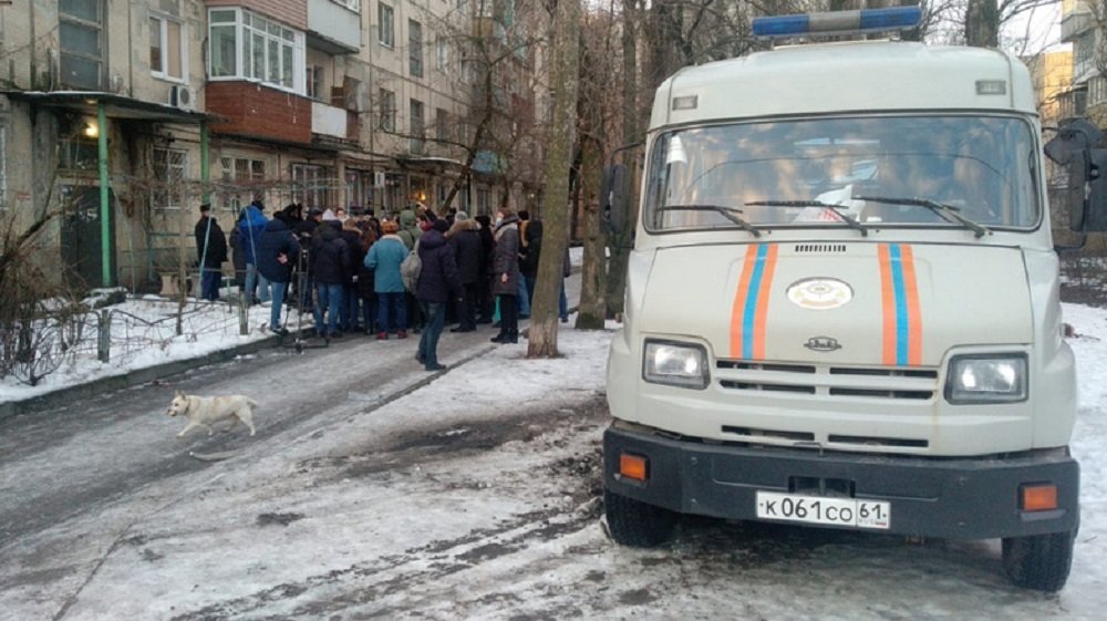 Эвакуационный пункт развернули в Ростове у обрушающейся многоэтажки на Кривошлыкском