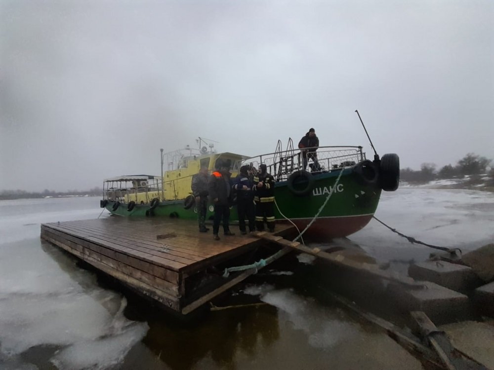Пожарные в Ростовской области спасли провалившихся под лёд рыбаков