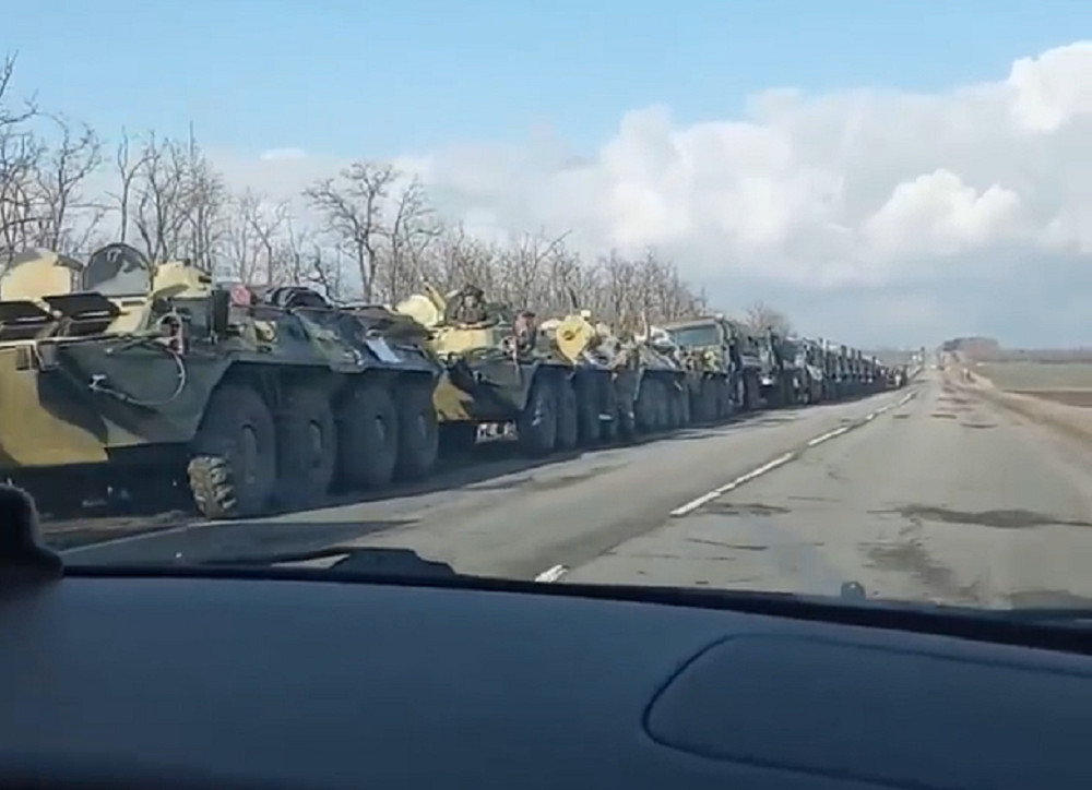 Огромное скопление военной техники на трассе под Ростовом напугало ростовчан