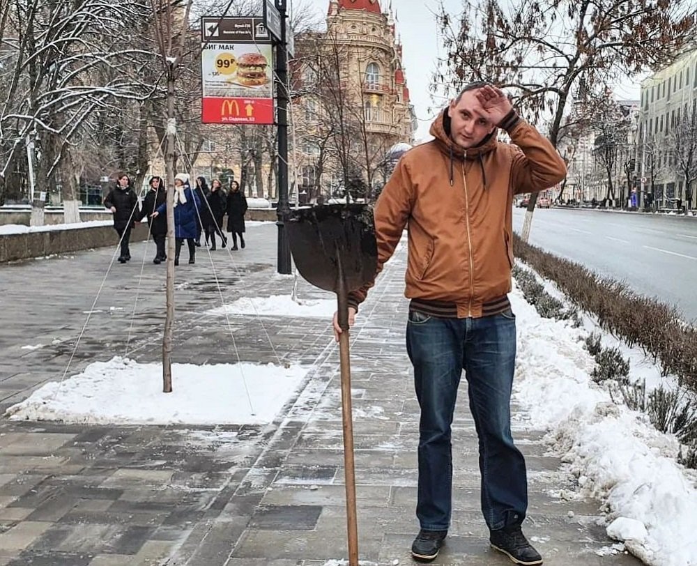 Жителя Ростова могут лишить свободы за желание бесплатно убирать снег на улицах города