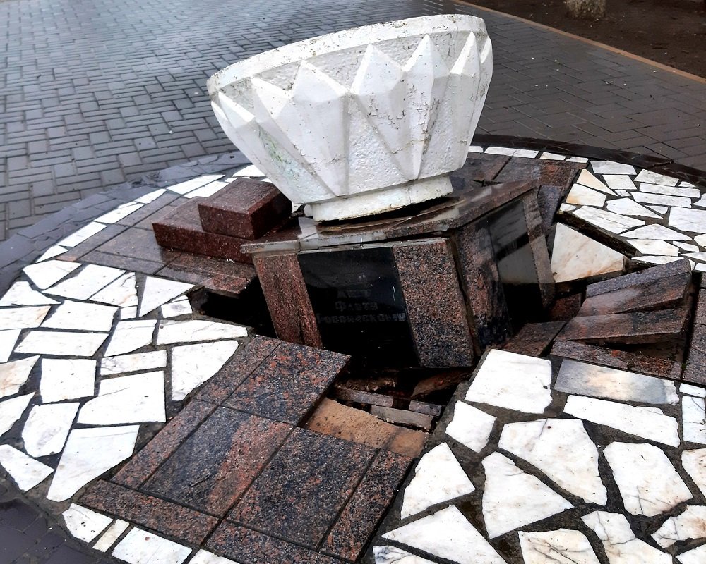 В Азове рухнул памятник «300 лет российскому флоту»