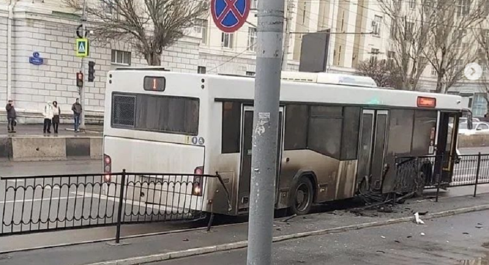В Ростове водителя автобуса хотят посадить в тюрьму за разбитое ограждение на Нагибина