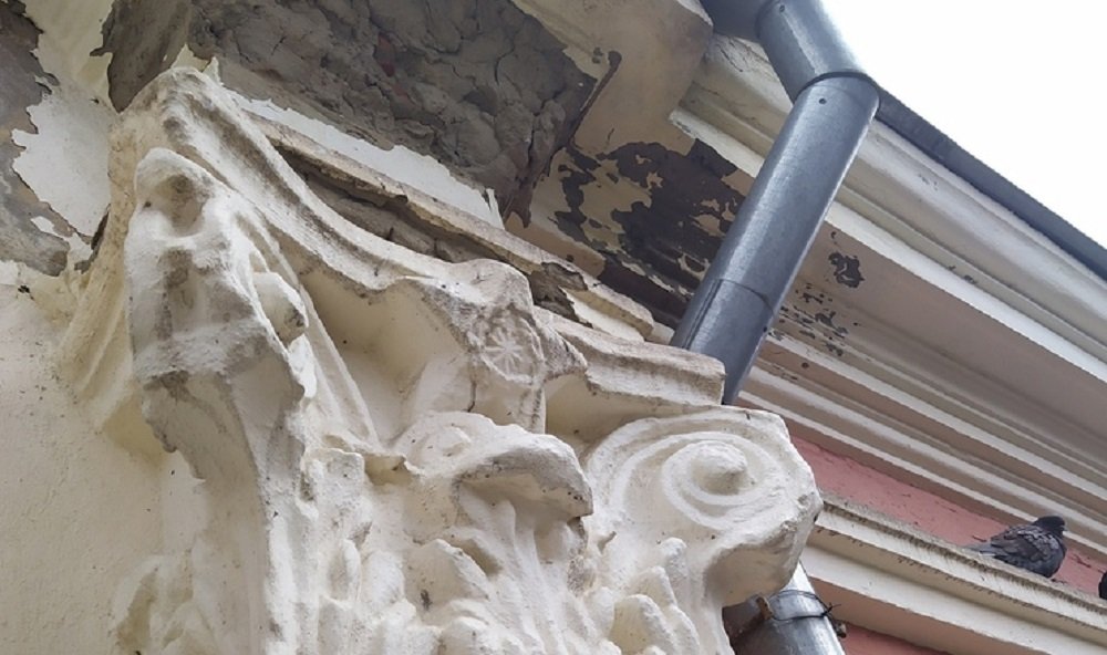 Старинное здание начало обрушаться в Ростове после капремонта в феврале