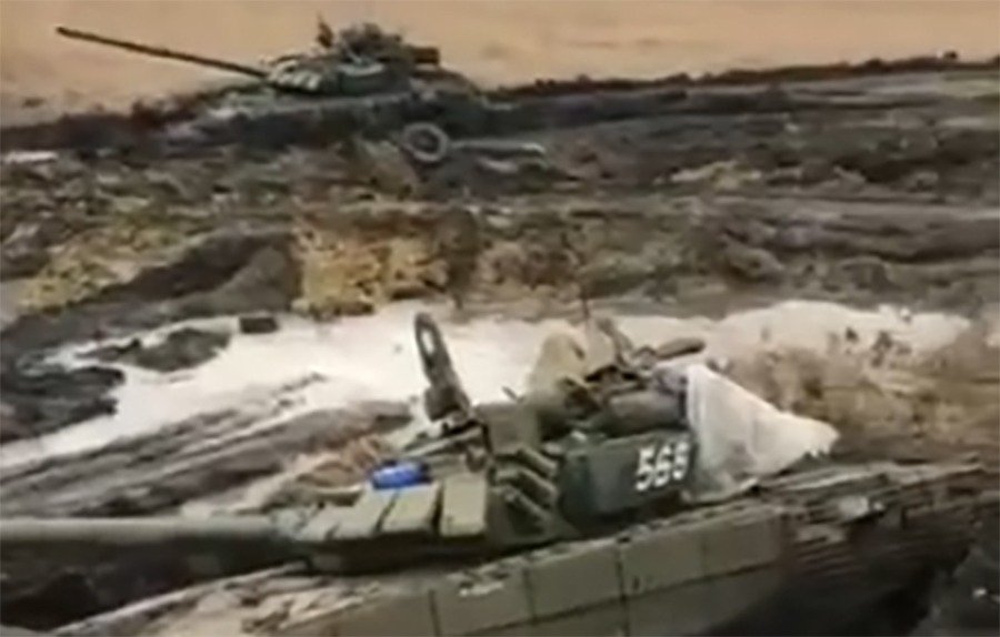 В Ростовской область танк увяз в грязи