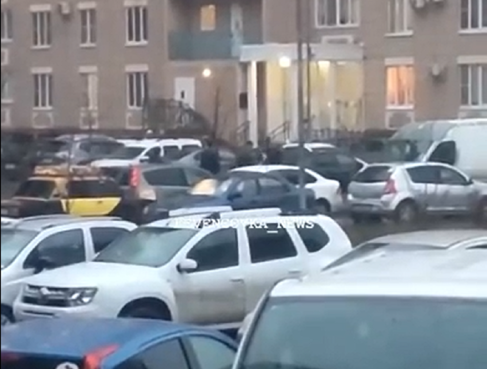 Не поделившие дорогу мужики устроили мордобой в Ростове на Левенцовке