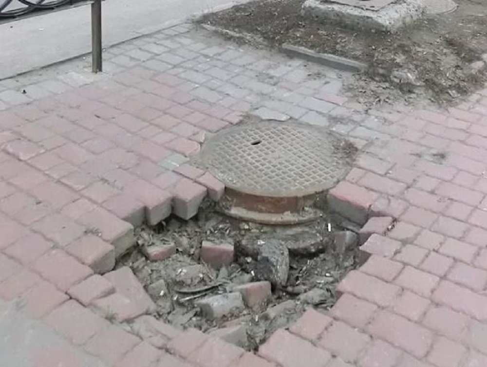 В центре Ростова-на-Дону образовался провал на тротуаре