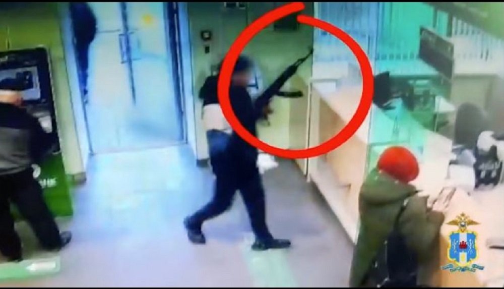 В Новочеркасске задержали трех парней, ворвавшихся в банк с деревянным автоматом