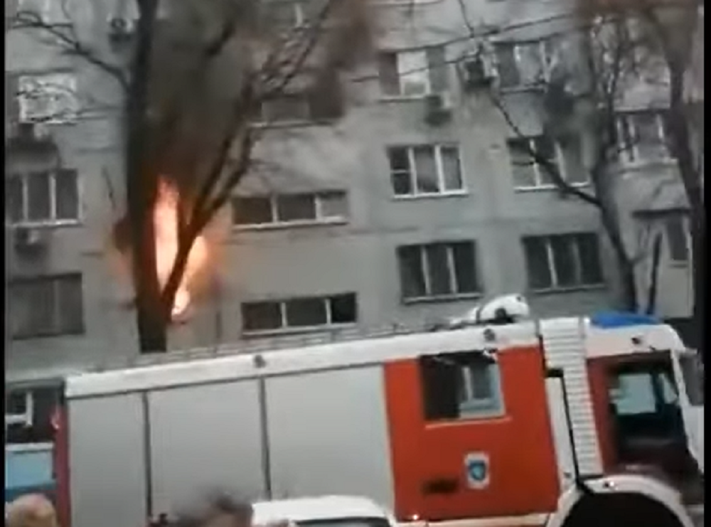 20 человек эвакуировали из горящей многоэтажки в Ростове на Содружества