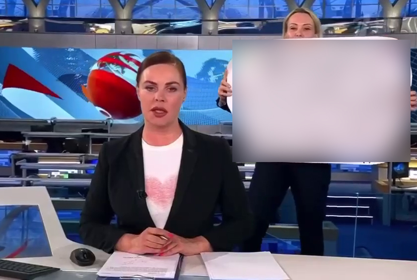 В прямой эфир Первого канала выбежала девушка с политическим плакатом