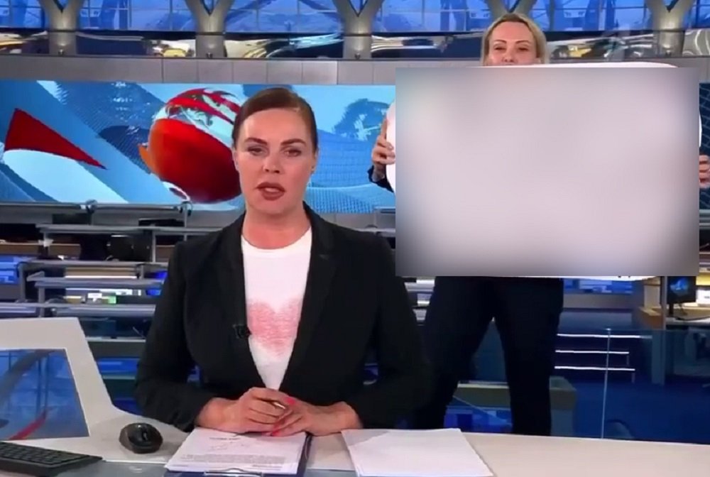 Что стало с девушкой, выбежавшей в эфир «Первого канала» с политическим плакатом