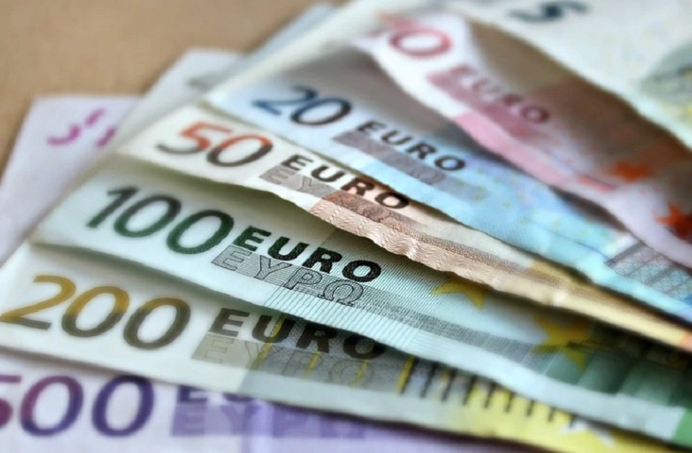 Курс евро впервые за месяц опустился до уровня 23 февраля