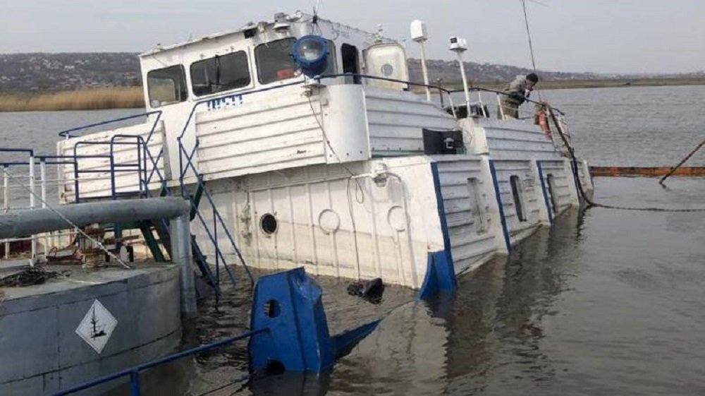 В Ростовской области на реке Аксай затонуло судно с нефтью 30 марта