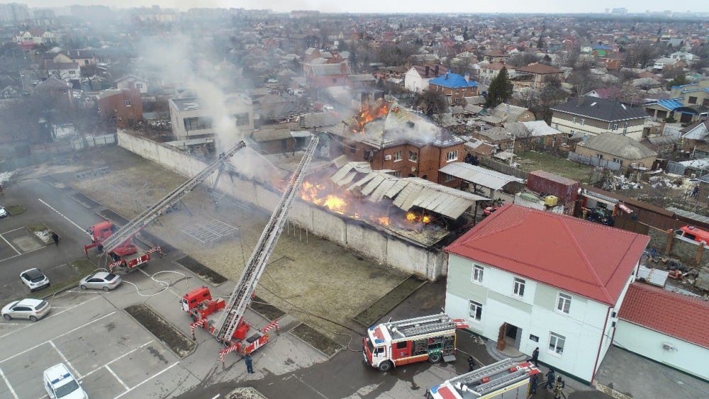 Ростов-на-Дону затянуло дымом из-за большого пожара на Западном