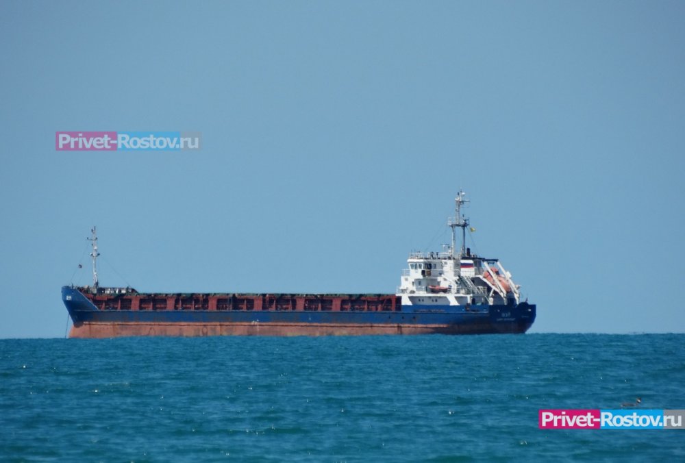 Сухогруз загорелся в Азовском море по пути в Таганроге после попадания и взрыва снаряда