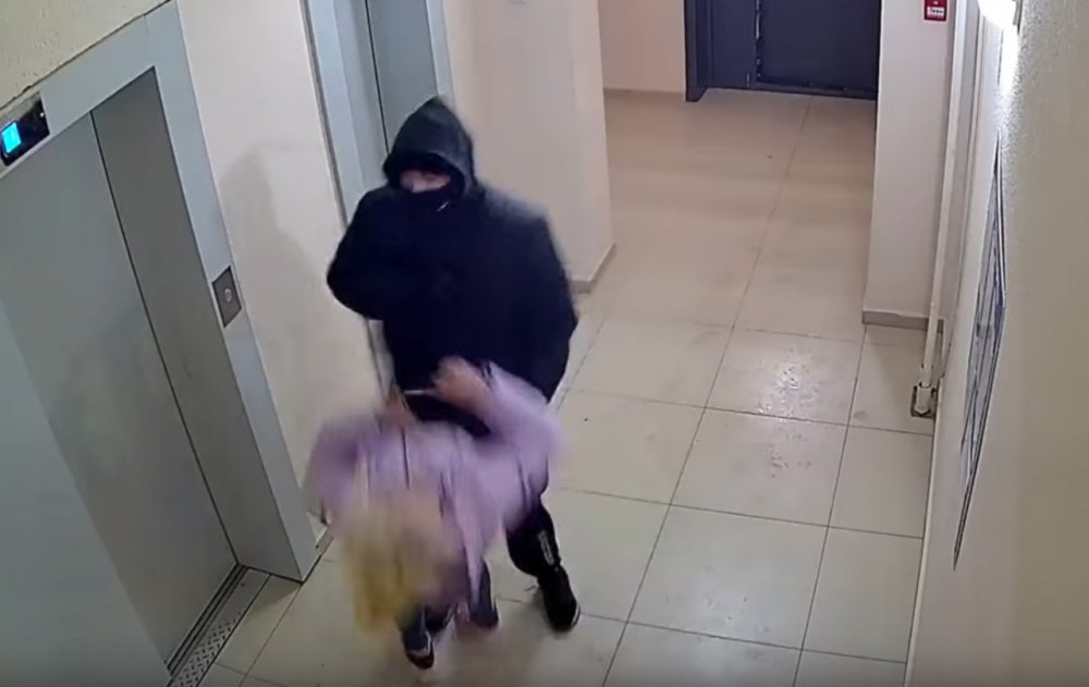 28-летний парень из Ростова-на-Дону в Воронеже жестоко избил девушку в подъезде